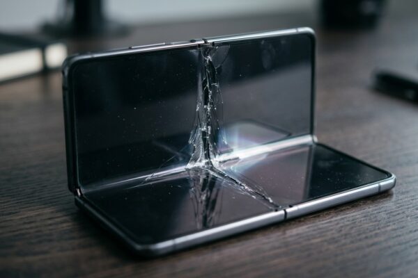 iPhone Duo Crackgate Screens Breaking Early Complaints Rise